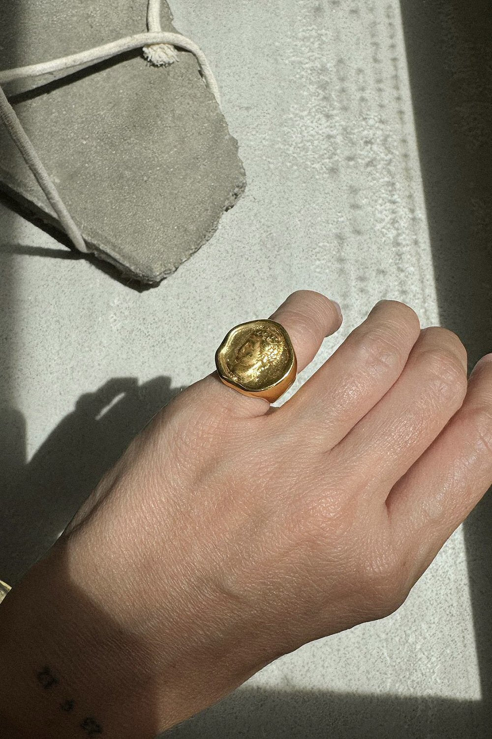 Hermina Athens bague chevalière Hermès gold