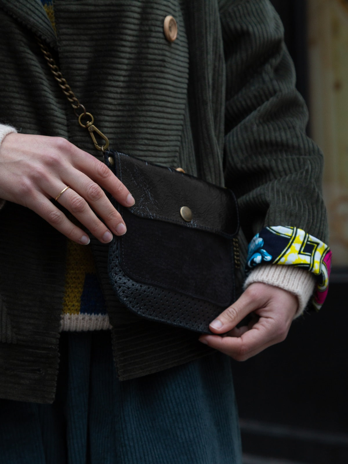 Pochette Square cuir noir perforé