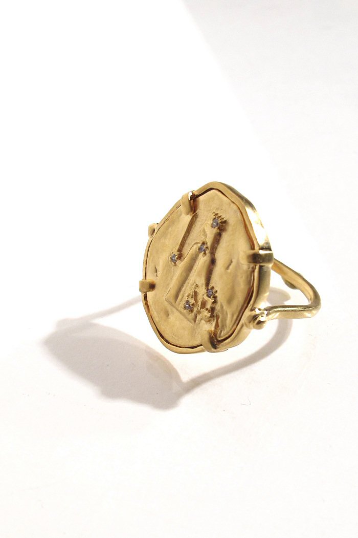 Louise Hendricks bague chevalière Themis