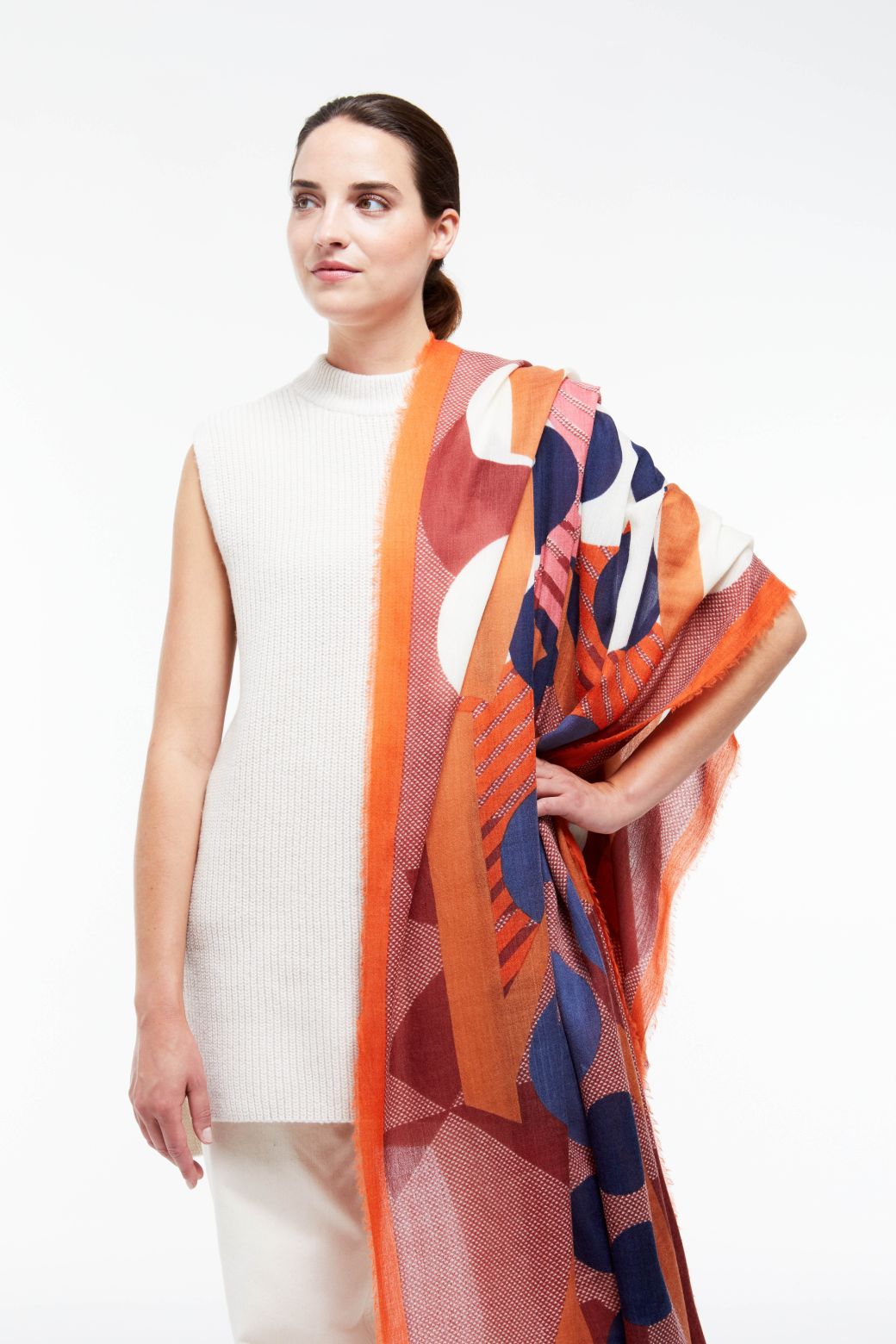 Ma Poésie foulard en laine et soie graphique orange Scarabé