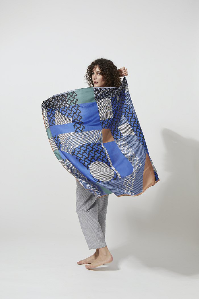 Ma Poésie foulard en soie graphique Murmure de la mer bleu