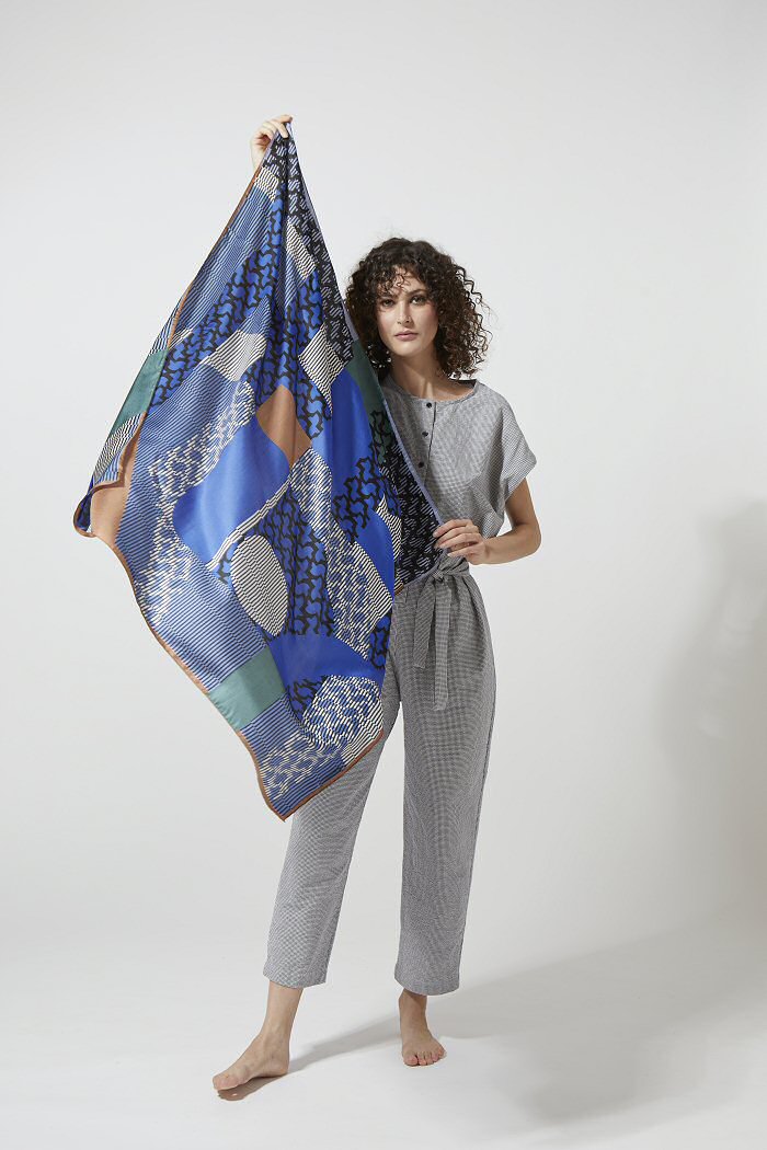Ma Poésie foulard en soie graphique Murmure de la mer bleu