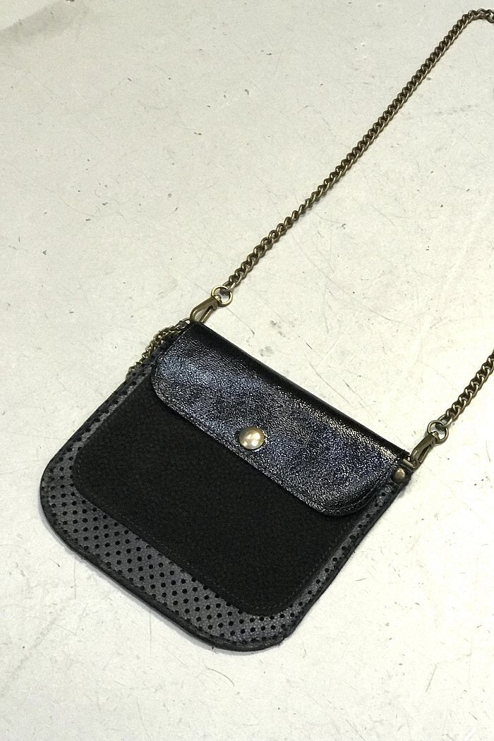 Pochette Square cuir noir perforé