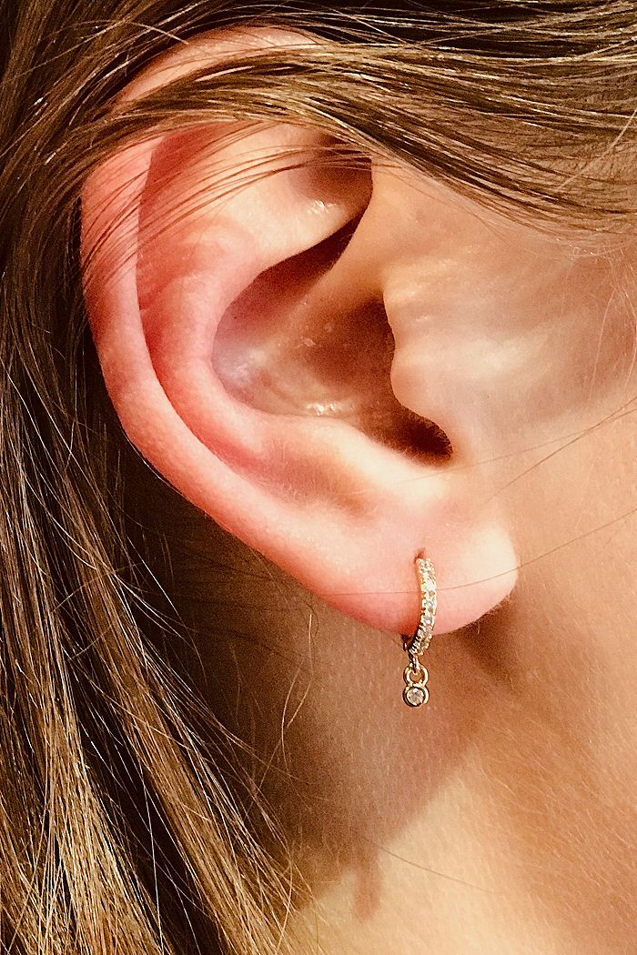 XX | Bali Temples Huggie 8 Under Clos pave gold plaque or jaune strass