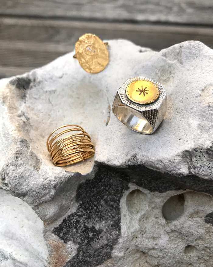 Louise Hendricks signet ring Mia