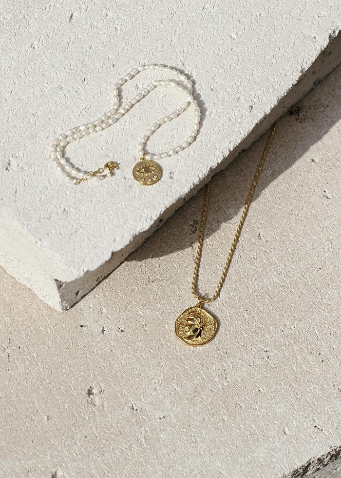 Hermina Athens collier médaille Eye beads perles nacre