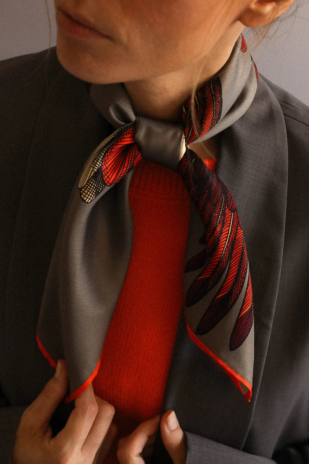 Année foulard Carré de soie 70cm Aigle Gris foncé