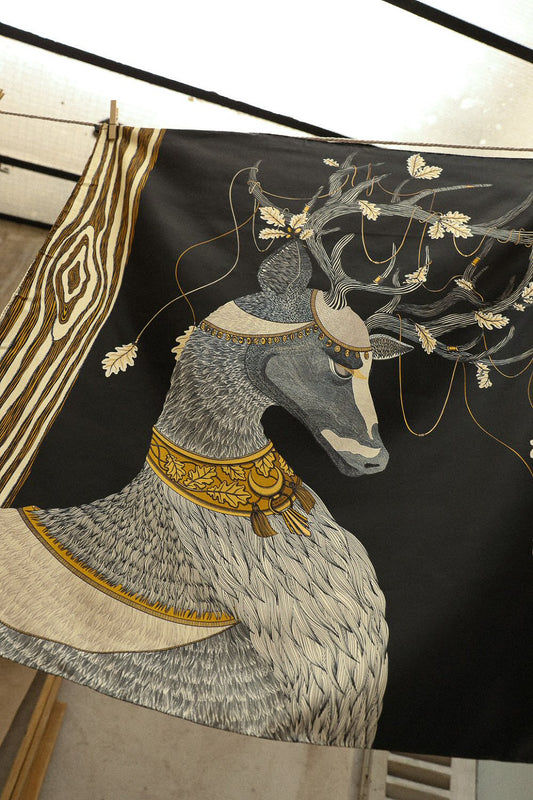 Année foulard en soie Cerf écru noir