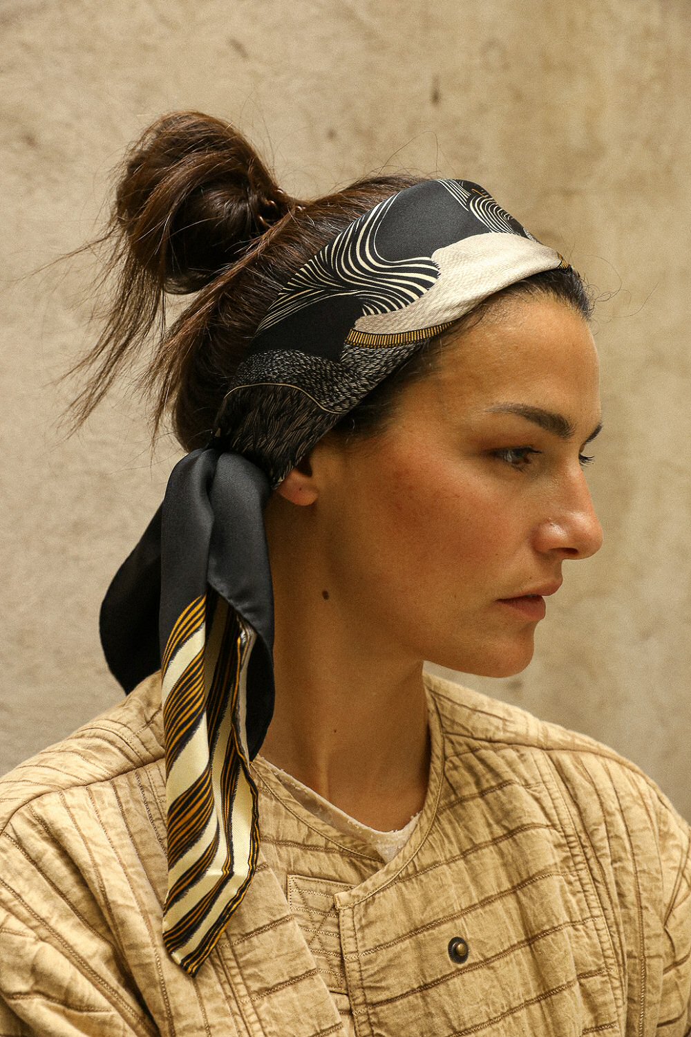 Année foulard en soie Cerf écru noir