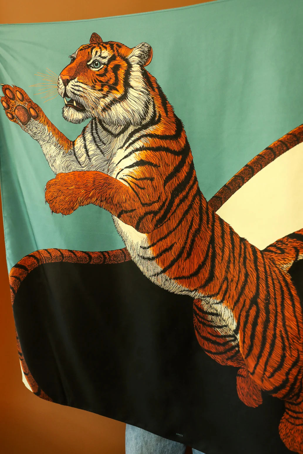 Année carre de soie 110cm Le Tigre neutre