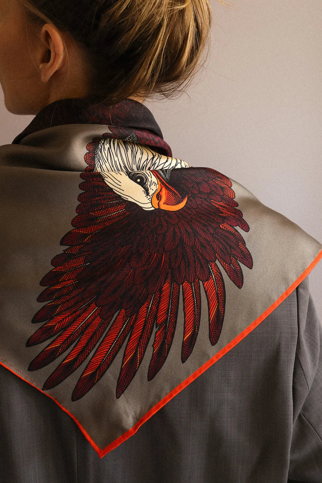Année foulard Carré de soie 70cm Aigle Gris foncé