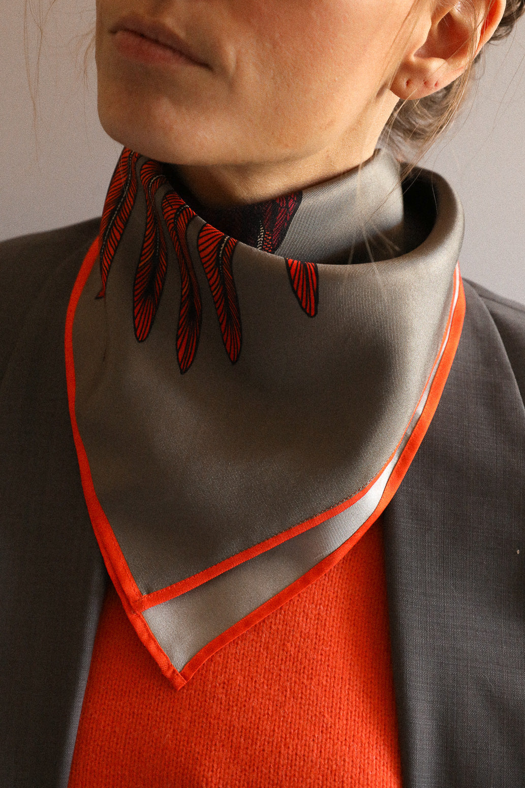 Année foulard Carré de soie 70cm Aigle Gris foncé
