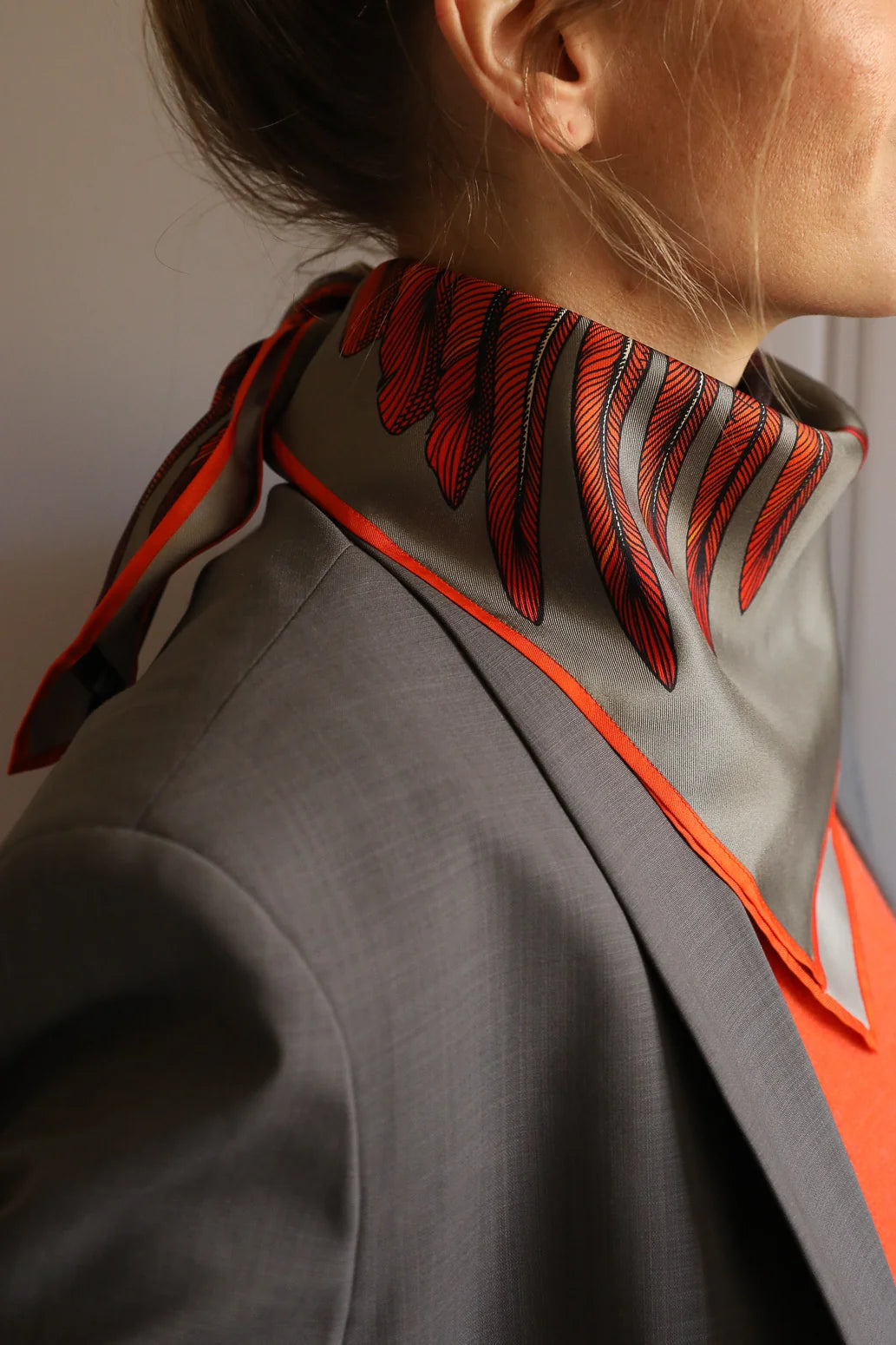 Année foulard Carré de soie 70cm Aigle Gris foncé