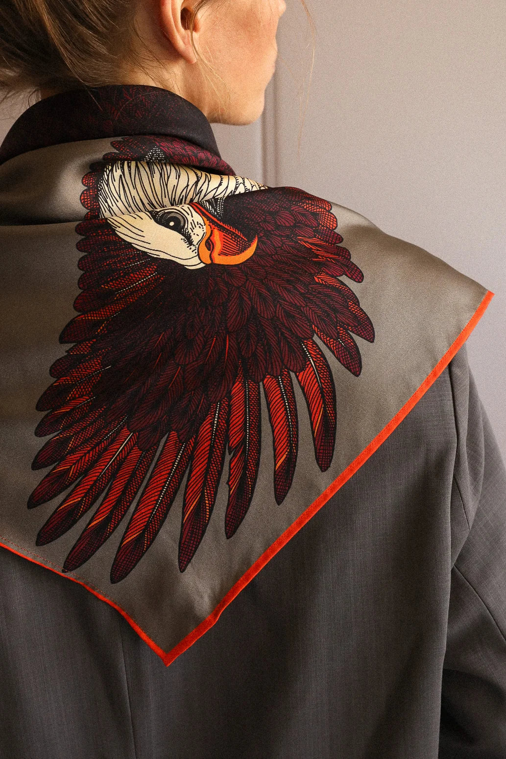 Année foulard Carré de soie 70cm Aigle Gris foncé