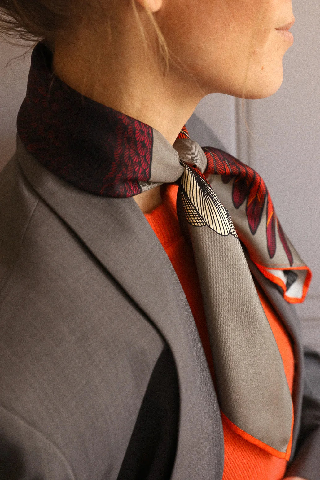 Année foulard Carré de soie 70cm Aigle Gris foncé