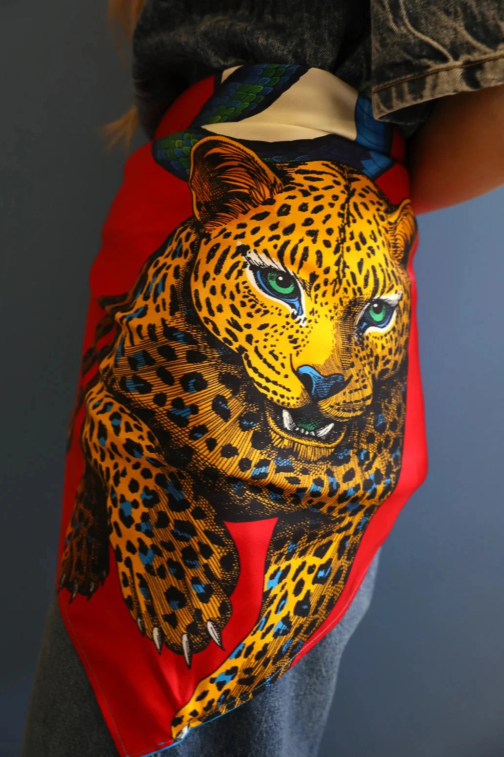 Année carre de soie 110cm Prédateurs rouge