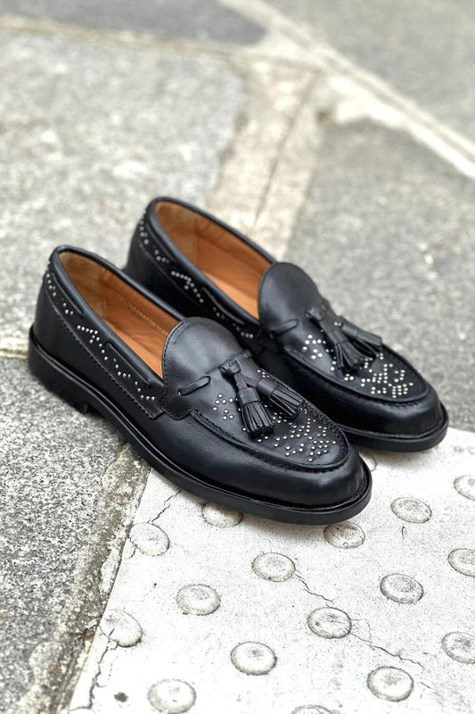 Elia Maurizi mocassins cloutés pompon cuir noir