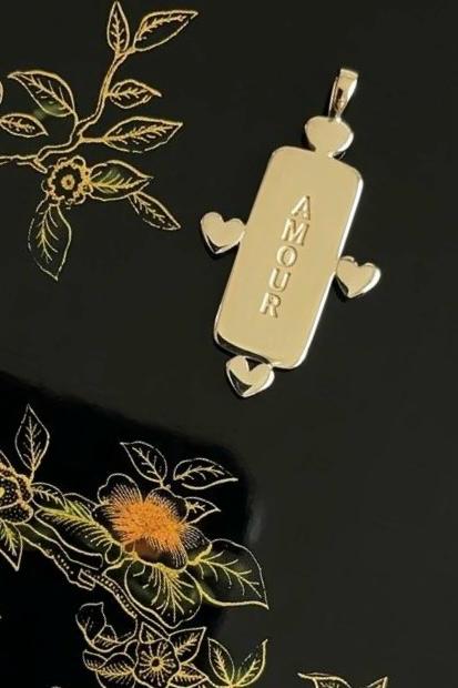 Flora Jane charm Amour message