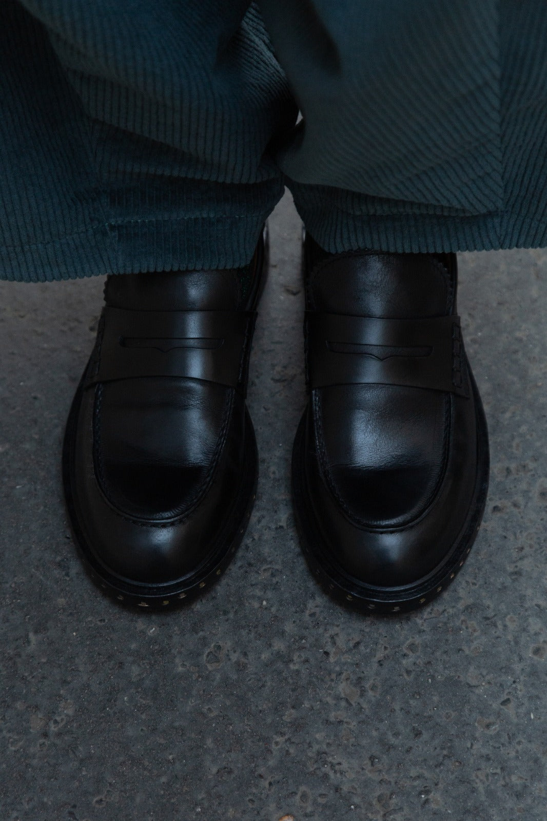 Elia Maurizi mocassins cuir noir semelle cloutée