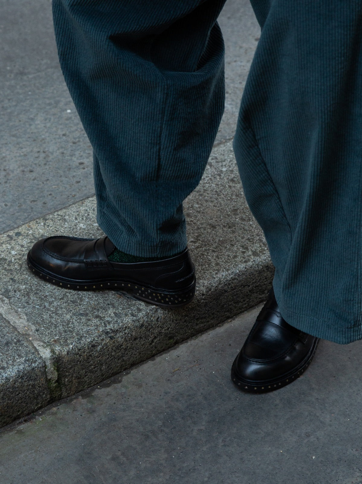 Matières à réflexion pantalon Balloon velours bleu pétrole
