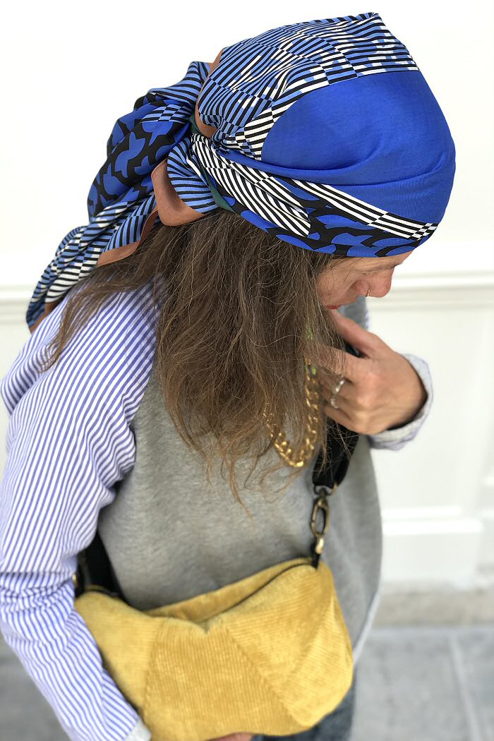 Ma Poésie foulard en soie graphique Murmure de la mer bleu
