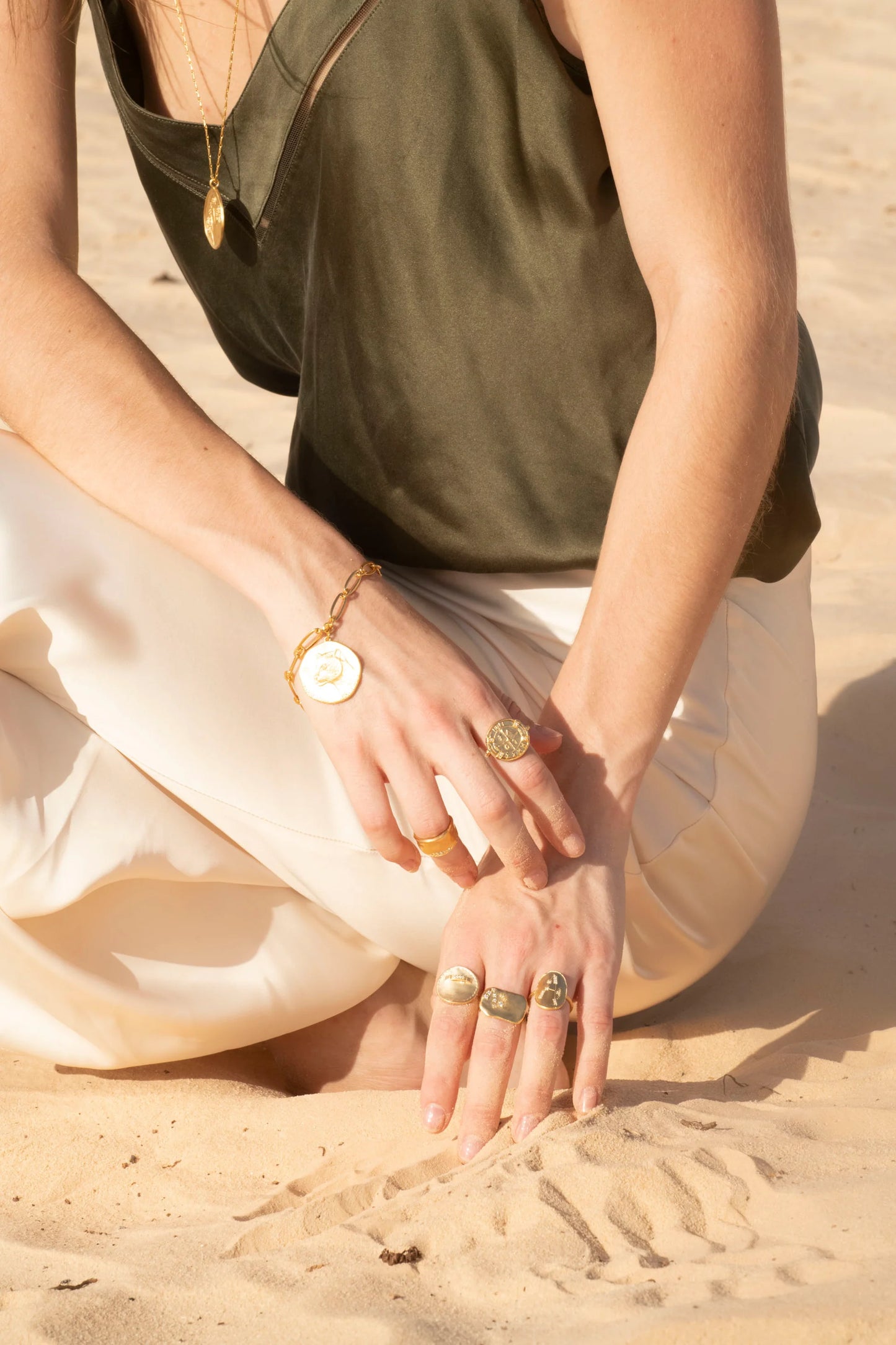 Louise Hendricks bague chevalière A pour Amour Lena