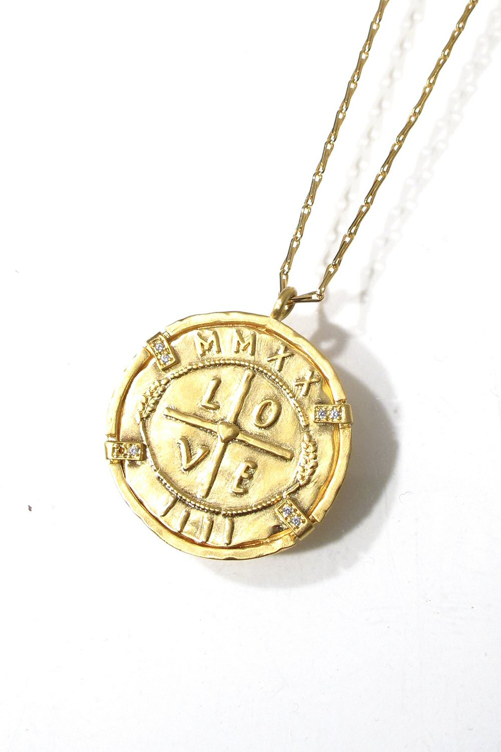 Louise Hendricks collier medaille Love Denise