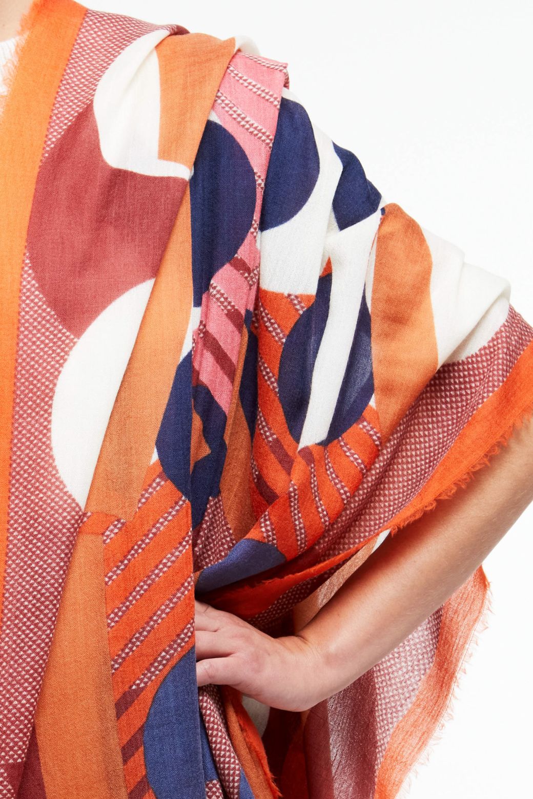 Ma Poésie foulard en laine et soie graphique orange Scarabé