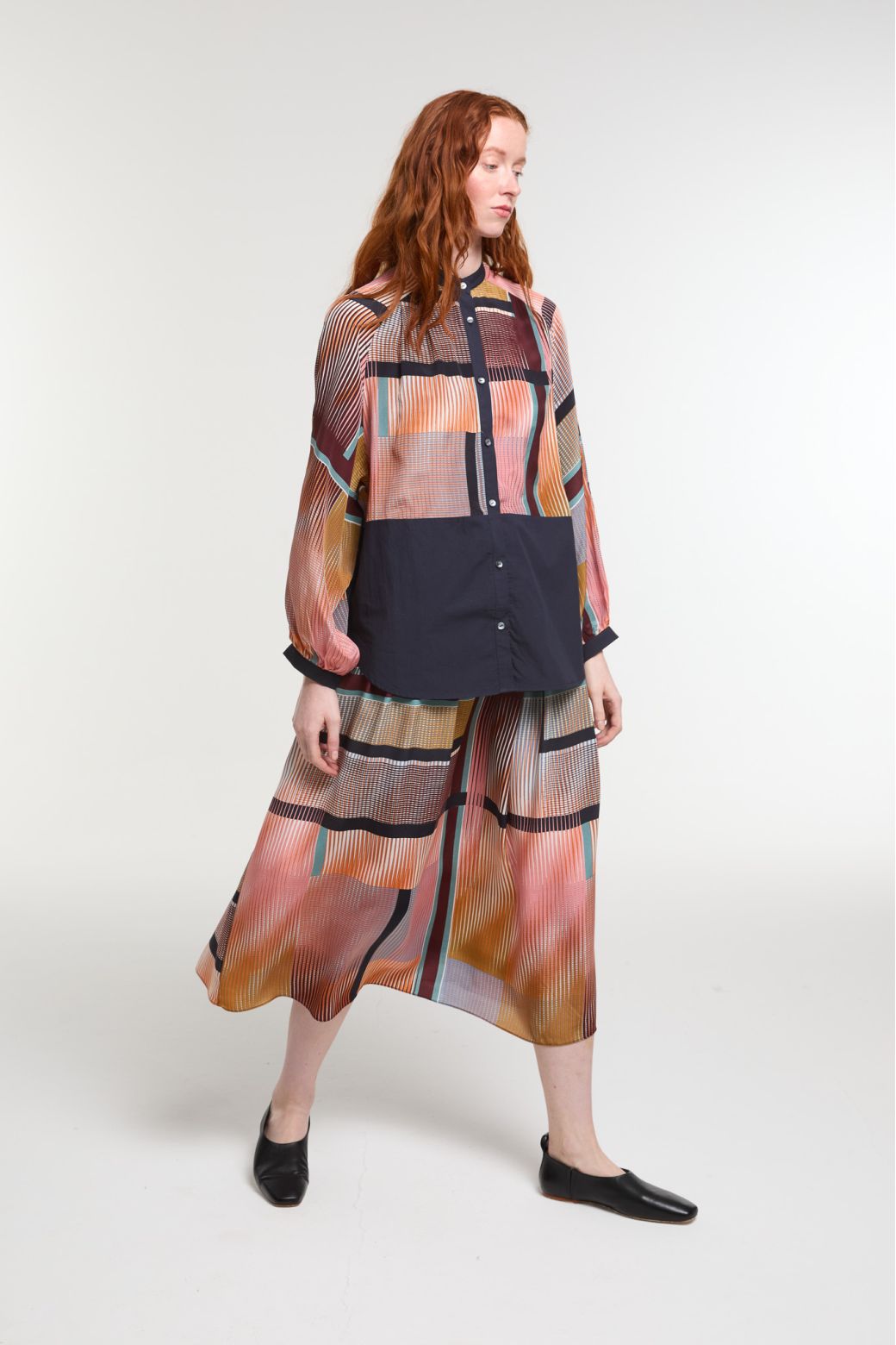 Ma Poésie jupe graphique Romeo en soie bleu nuit corail