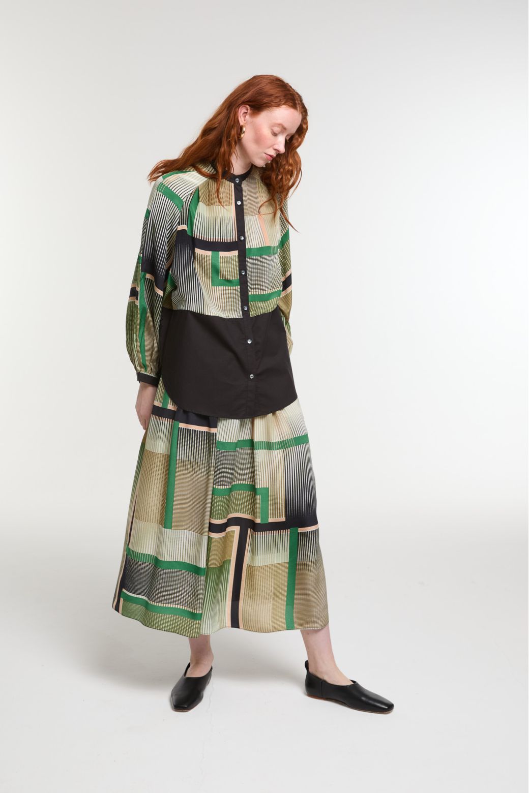 Ma Poésie jupe graphique Romeo en soie vert bleu marine