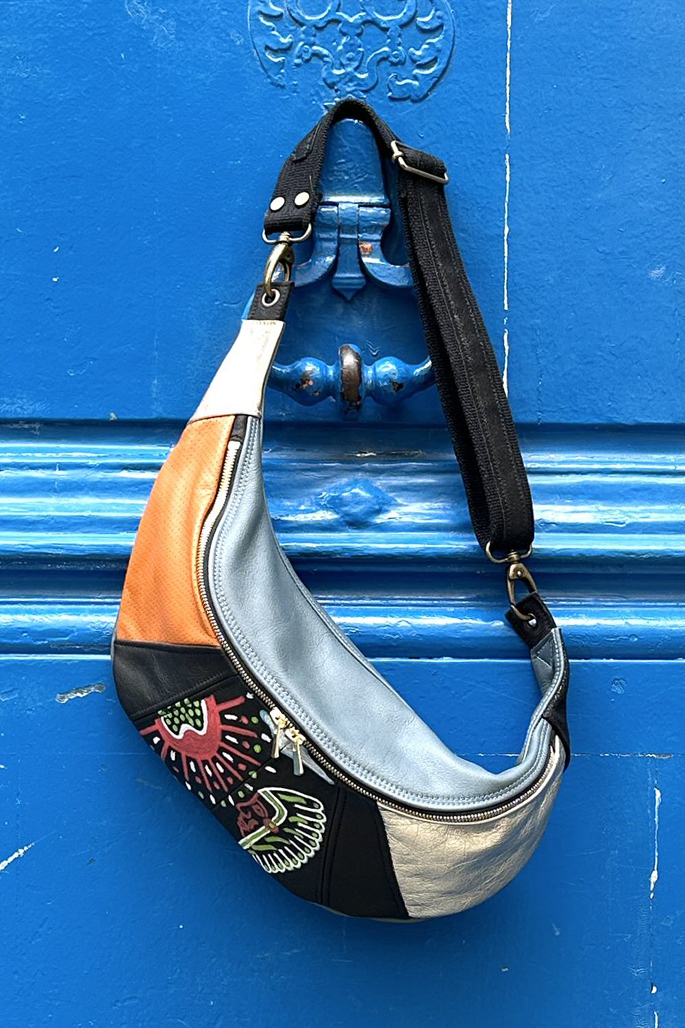 Banane Cross Maxi cuir C37 de illustrée par l'outsider artist Maurice