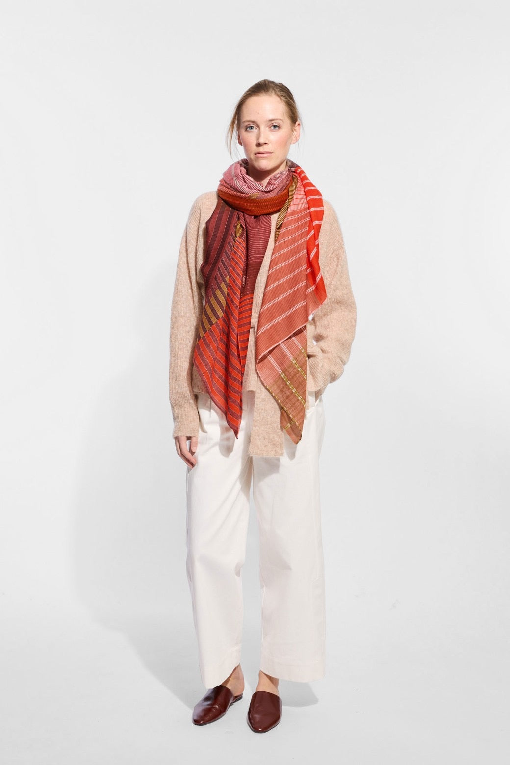 Ma Poésie foulard en laine graphique Vibrant rose wood