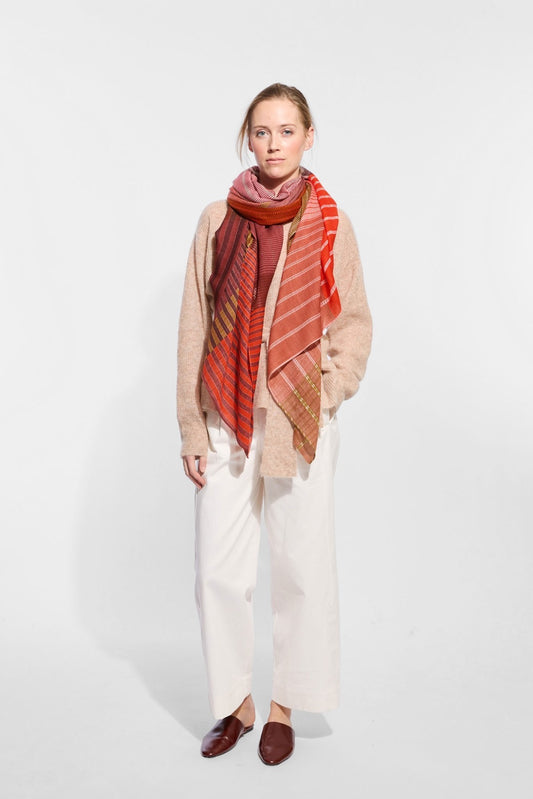 Ma Poésie foulard en laine graphique Vibrant rose wood